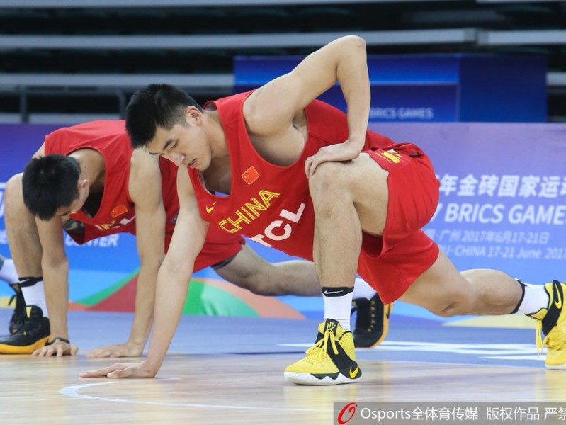 金砖赛场初试锋芒，杜锋与韩德君共筑中国男篮蓝队内线新篇章