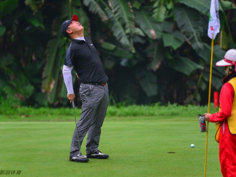 巾帼挥杆风雨中 清华玫瑰绽芳华