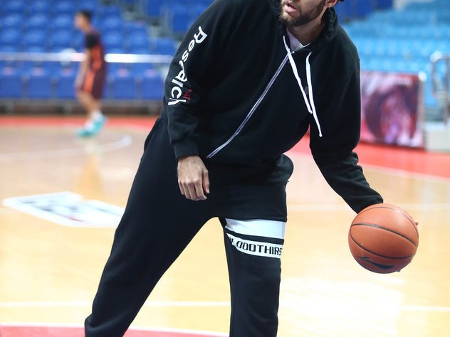 京城寒冬练歌：首钢众将备战忙，马布里场边静思量