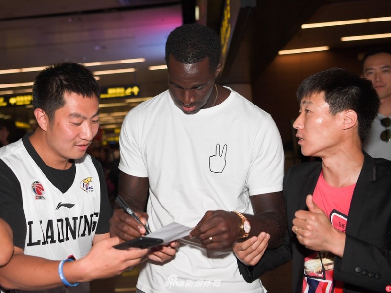 辽篮铁血战将驾到！巴斯深夜空降沈阳，球迷热情接机盼其率队圆梦