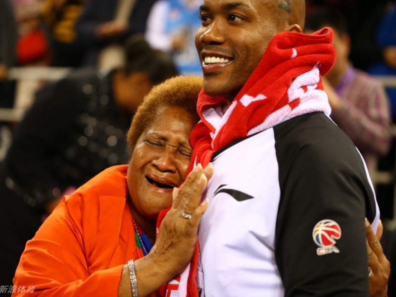 北京寒冬里的温情瞬间：马布里与母亲的深情相拥