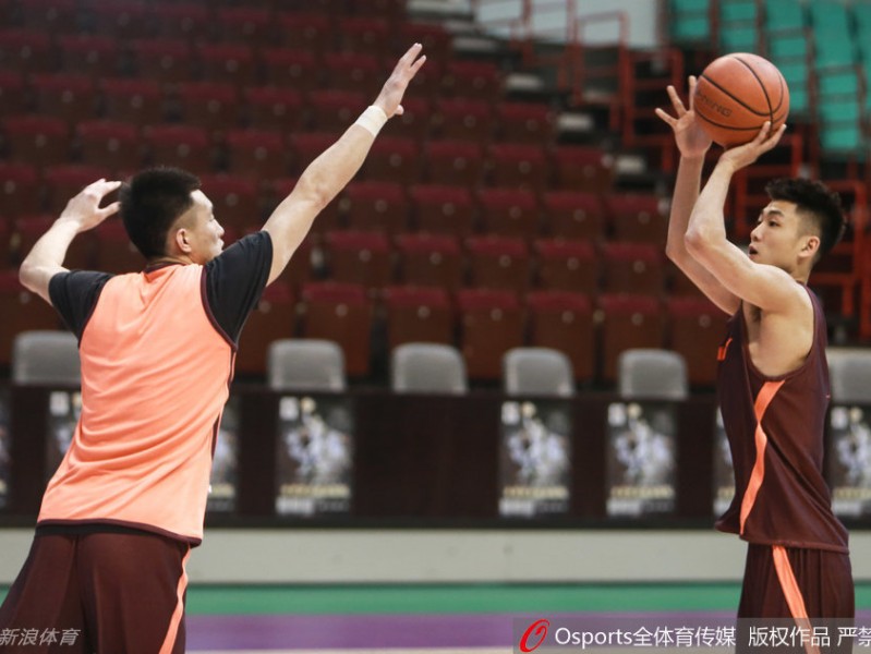 辽篮总决赛前最后一练： relaxed郭少与专注哈德森成风景线