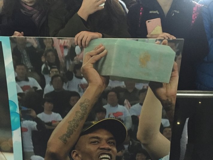 京城寒冬的一抹暖阳：二百真爱粉接机，老马泪别迎“新生”