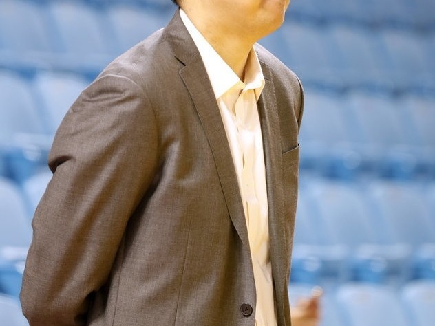 场边的“移动长城” 王治郅的助教新篇章