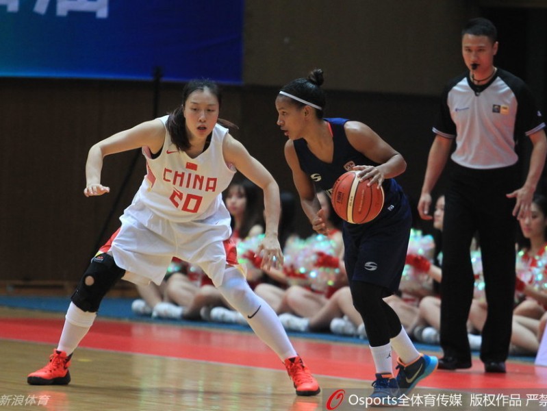 女篮精神：在督战与对抗中绽放的无所畏惧