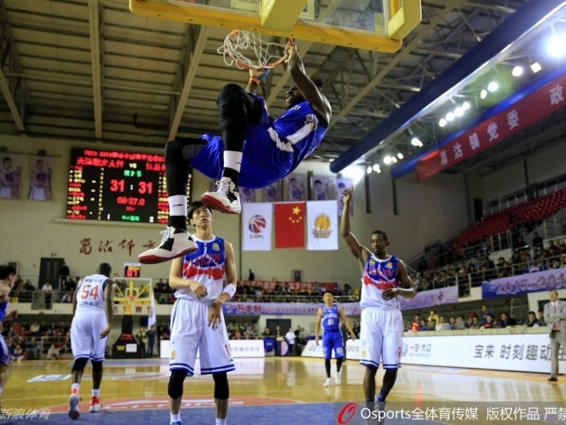 奥登暴扣胡雪峰追防丁彦雨航争抢篮板 群星闪耀CBA赛场