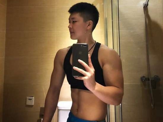 中国金刚芭比孙婧琪：用麒麟臂与六块腹肌，重新定义女性力量之美