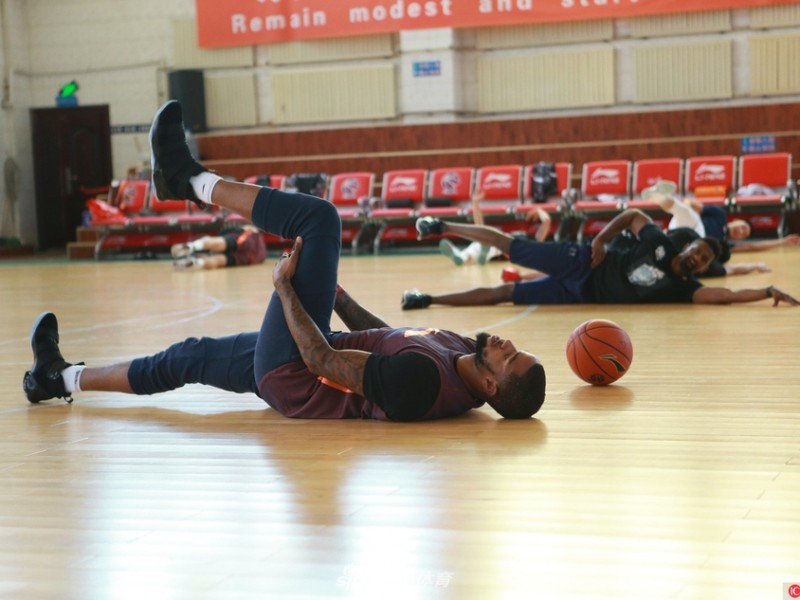 天山脚下誓言卫冕：新疆男篮新赛季启航，剑指王朝霸业