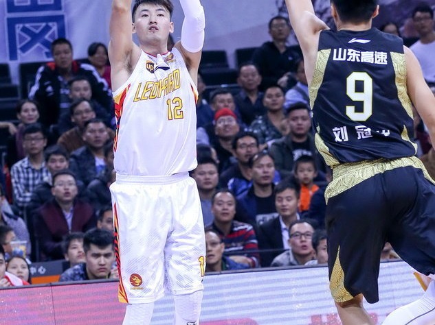 残阵难阻火力全开 深圳主场大胜山东豪取六连胜