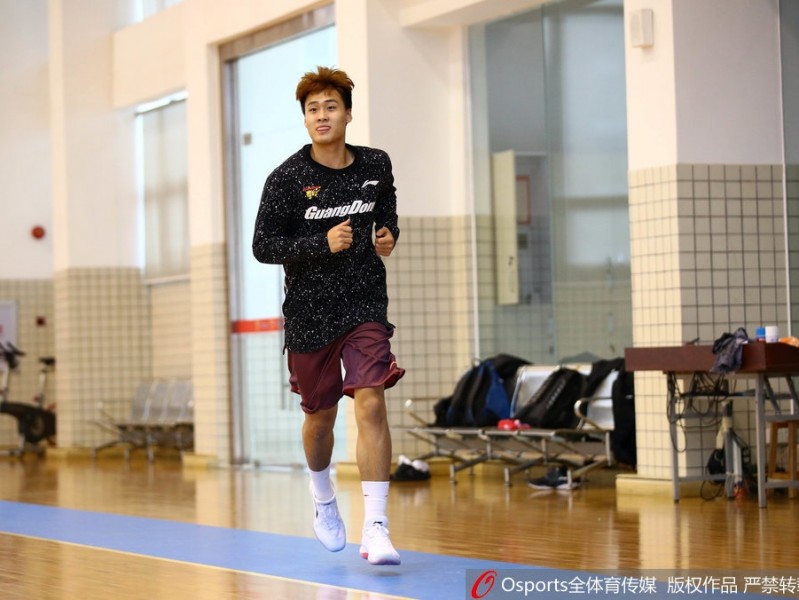 广东宏远新援莫里斯亮剑，首秀驯服“领头羊”广厦