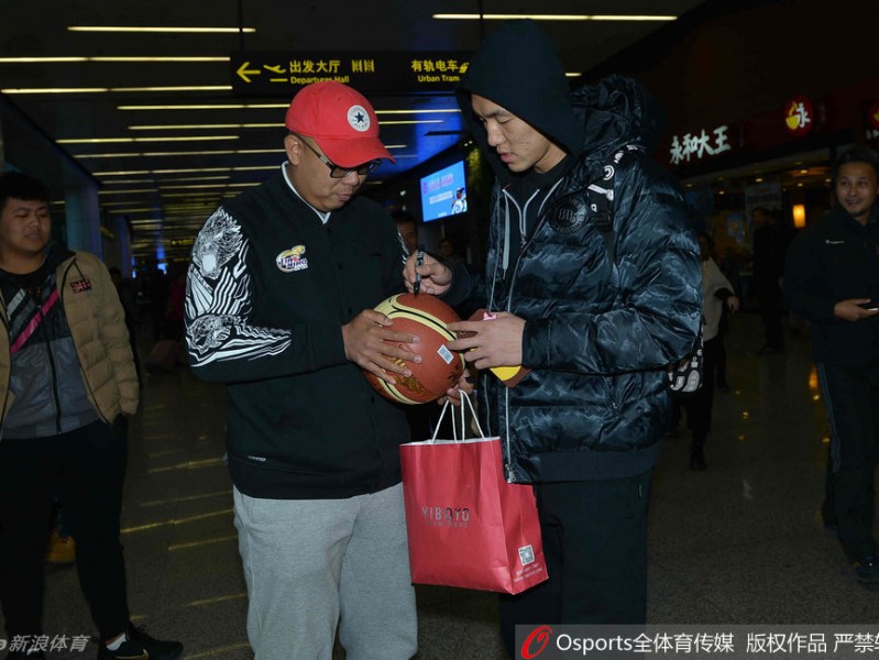 辽篮凯旋日众将暖心互动 郭艾伦杨鸣领衔答谢球迷