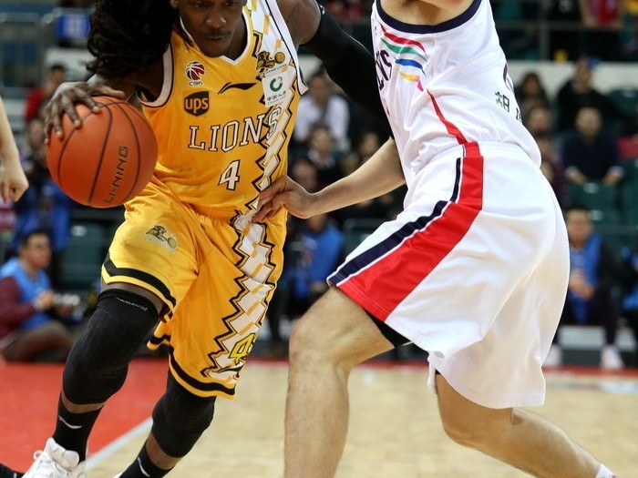 CBA激战：福特森准三双引领广厦火力全开，广州主场惜败领头羊