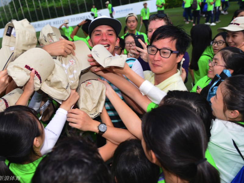 南海之滨的荣耀时刻英格兰高尔夫球手佛山公开赛夺冠记