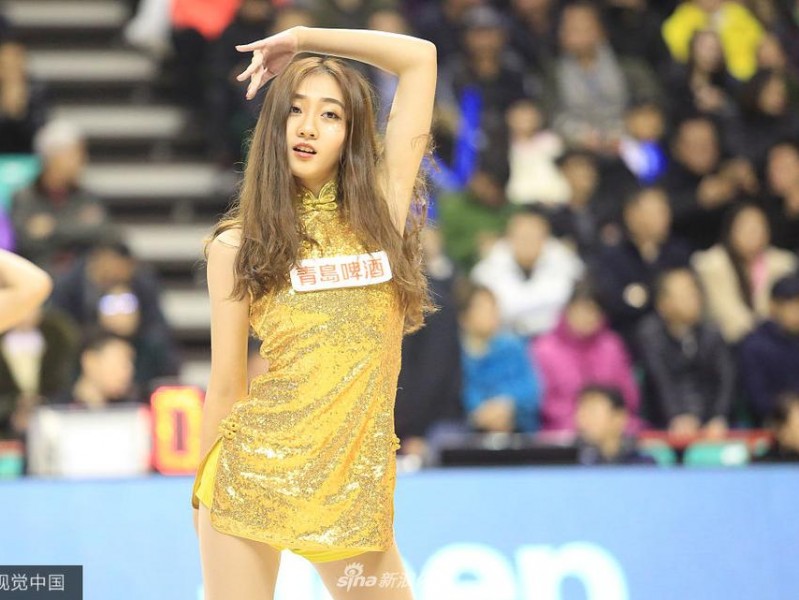 辽宁主场惜败广州，金色舞娘成赛场亮丽风景线