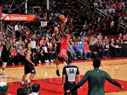 残阵对决雄鹿118-116险胜骑士，波特准绝杀阿伦补篮超时