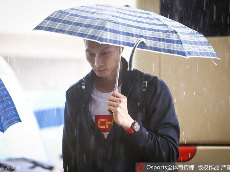 北京暴雨中的热血出征：回顾中国男篮里约奥运的雨中曲