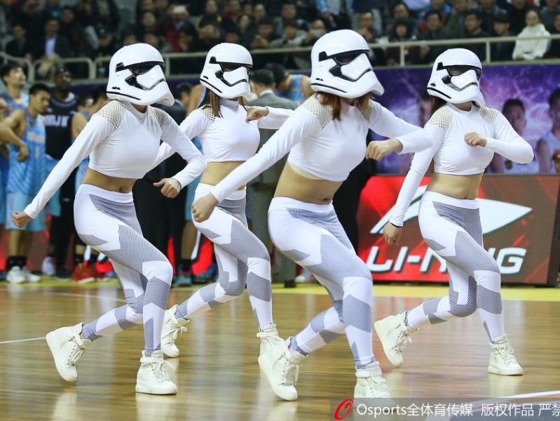 江苏肯帝亚篮球宝贝跨界演绎“星际大战” 主场战新疆虽败犹荣