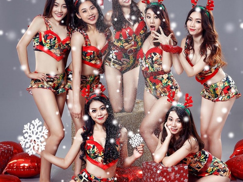 广州男篮茗星啦啦队红艳圣诞写真：赛场下的柔情与热力绽放