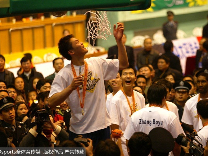 青葱少年变八冠王，朱芳雨眉角伤疤见证的万分传奇