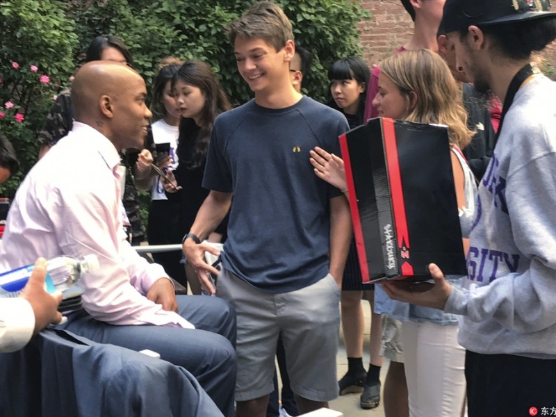 马布里纽约大学温情之旅：泪别北京球迷，赠予平价球鞋传递中国梦
