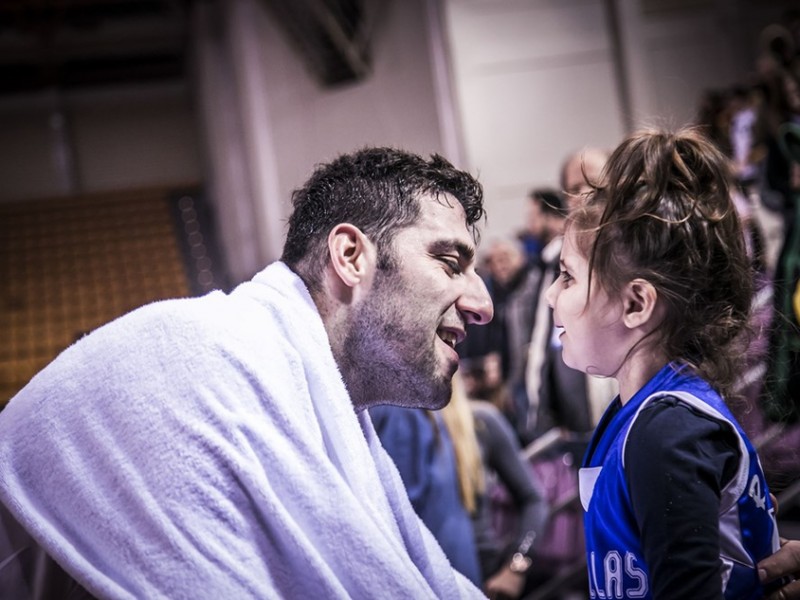 希腊队世预赛力克爱沙尼亚，广厦外援博洛西斯以队长身份闪耀赛场