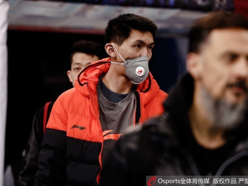 京城雾锁备战路，深圳烈豹客场佩戴口罩训练记