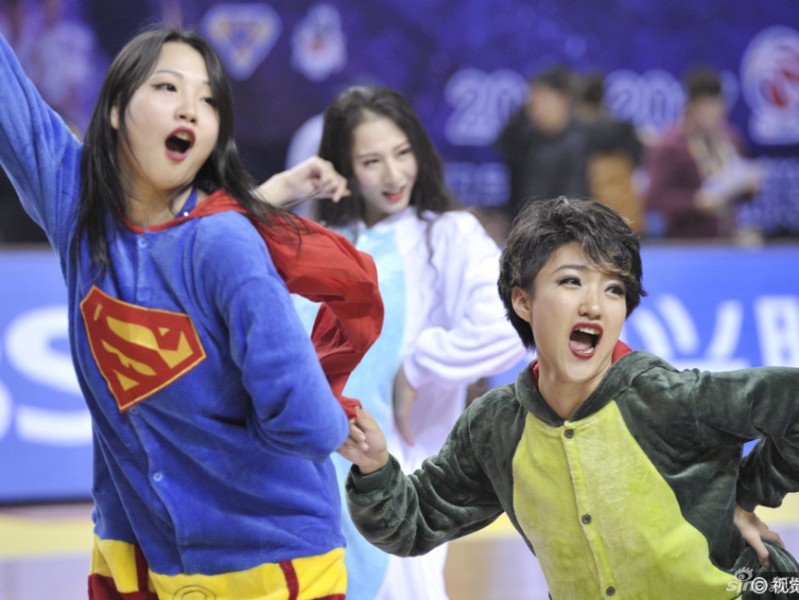 萌翻全场！当篮球宝贝变身睡衣女超人，赛场下的反差萌大作战