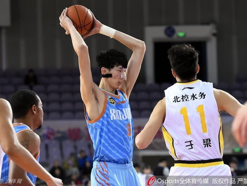 周琦篮下暴扣引领新疆逆转 西热力江突破古德洛克妙传