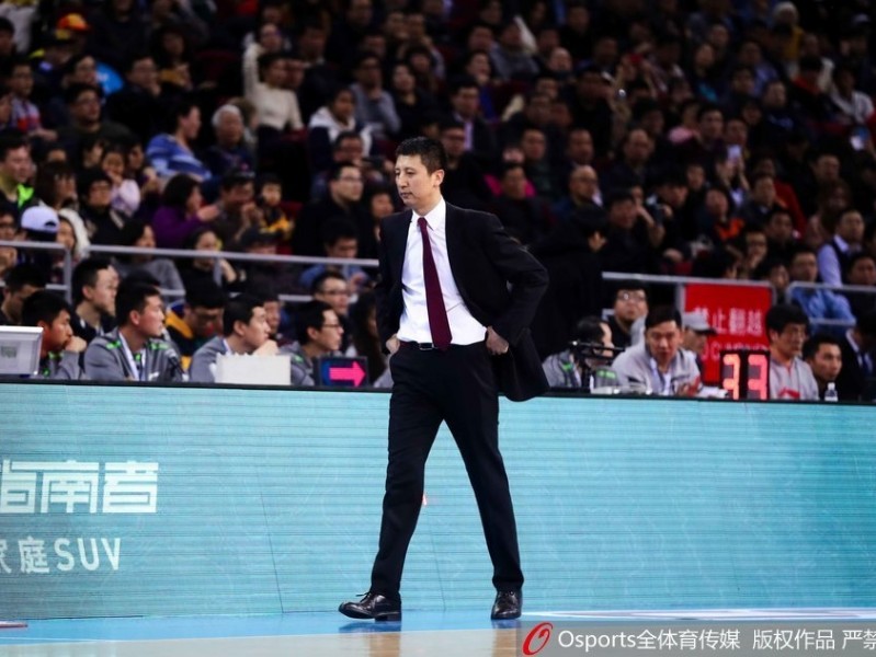 辽篮教头的不屈瞬间：郭士强与裁判理论的背后，是对胜利的执着渴望