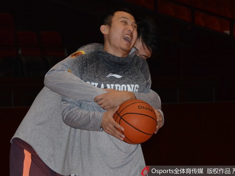 山东男篮核心缺席众将挑大梁，王汝恒潘宁训练场“基情”四射
