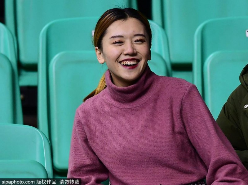 辽篮球场边的最美风景 女球迷神似赤木晴子引关注