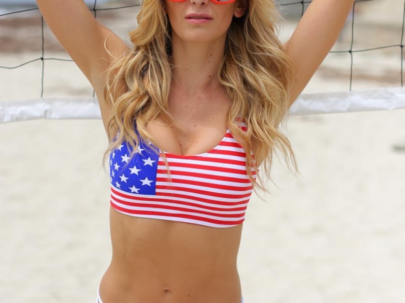 从赛场到沙滩：杰娜·西姆斯的多面人生与时尚魅力