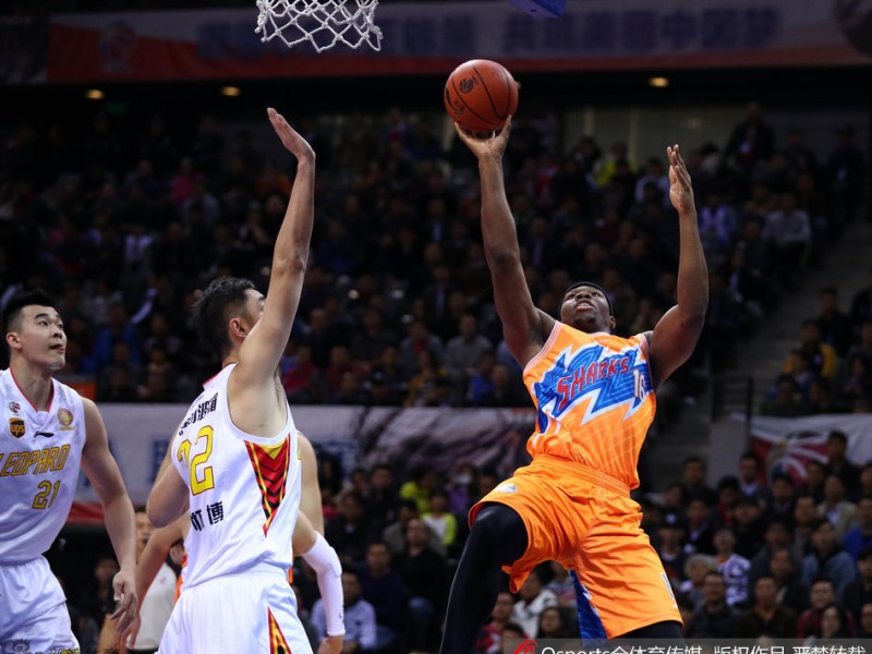 京沪大战激情碰撞 外援主导本土亮剑