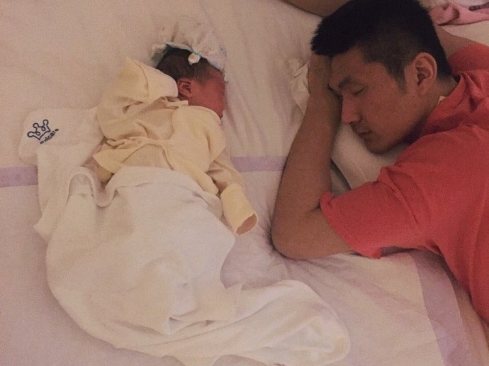 铁汉柔情 辽篮冠军中锋卫猛喜得贵子 怀抱幼子画面温馨