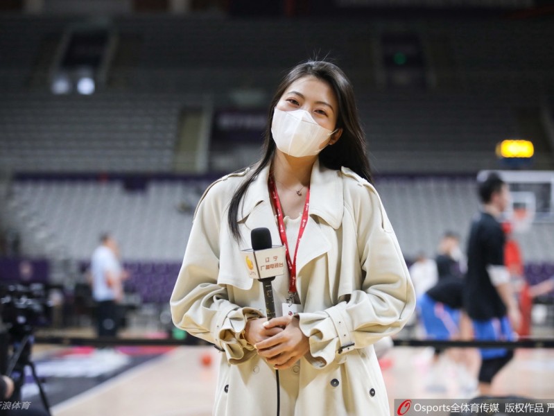 CBA赛场边的另一种聚焦：篮球女记者的工作与风采