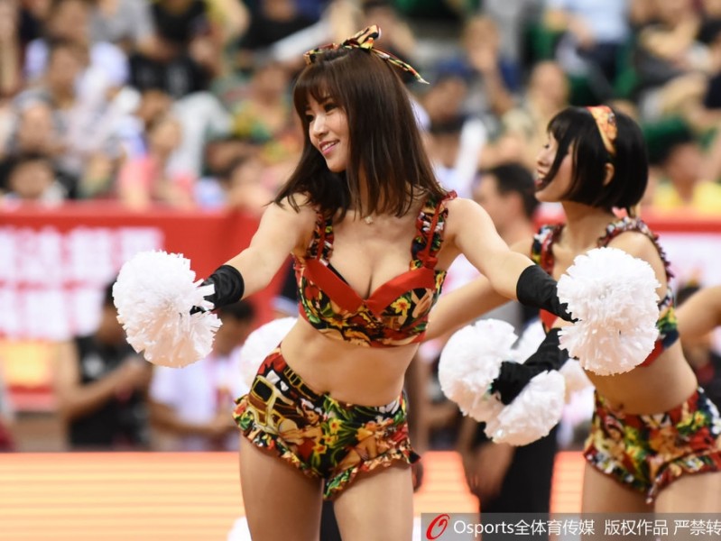复古风情点燃篮球盛夏 斯杯赛场啦啦队演绎热辣助威