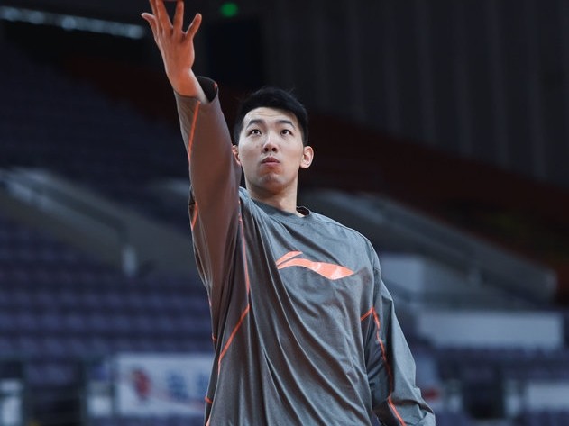 寒冬里的热血对话：阿的江与丁伟赛前叙旧，共话八一男篮铁血传承