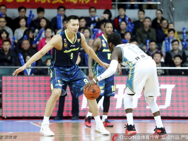 易建联的蓝衣岁月：从单防卡特到国家队脊梁的热血瞬间