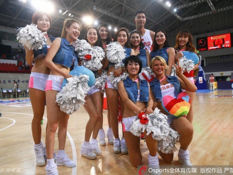 斯杯赛场上的绚烂风景线 篮球宝贝与阿联共谱激情瞬间