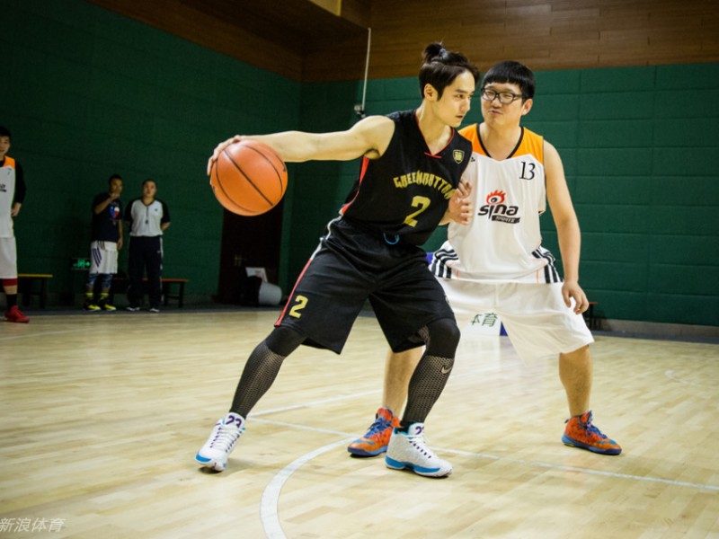 蒋劲夫狂砍两双率绿藤队一分绝杀新浪小编