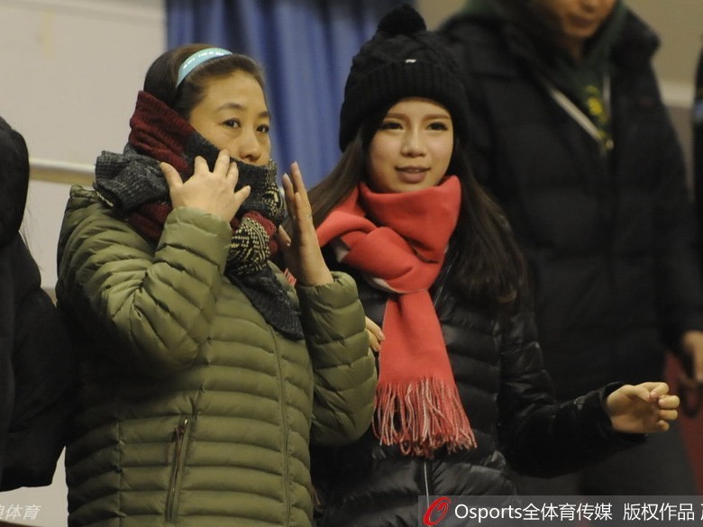 温情瞬间：郭艾伦女友与父母现场见证辽宁队关键战役