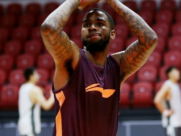 飞虎啸聚红山，群星捧杯再启征程——新疆男篮新赛季揭幕战侧记