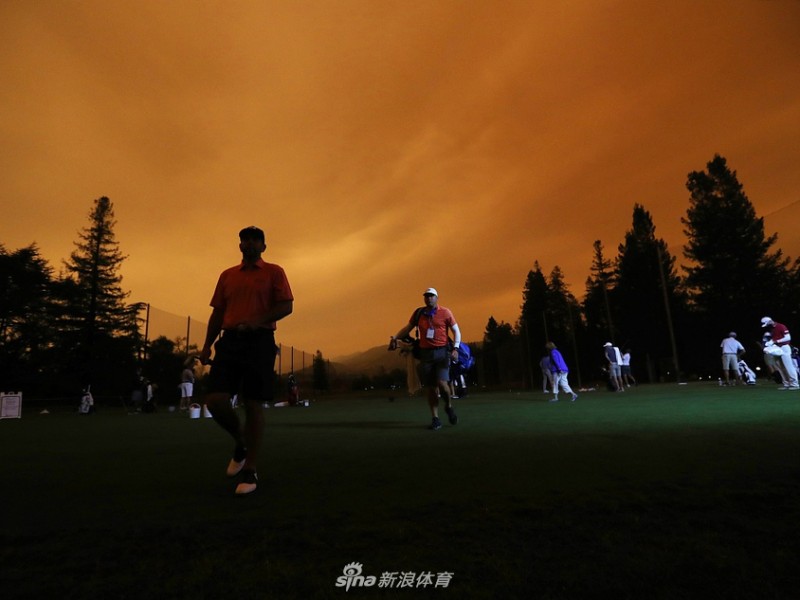 橙红天幕下的高球揭幕战