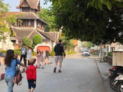 巨人身影温暖泰国街头 姚明带妻女享受清迈悠闲假期