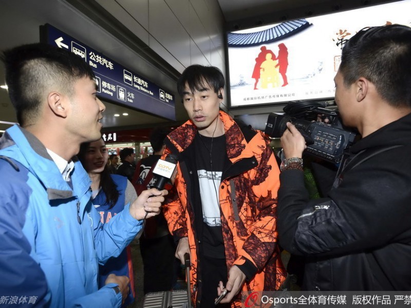 蜀地荣光：2016年四川金强男篮冠军归来与球迷的温情时刻