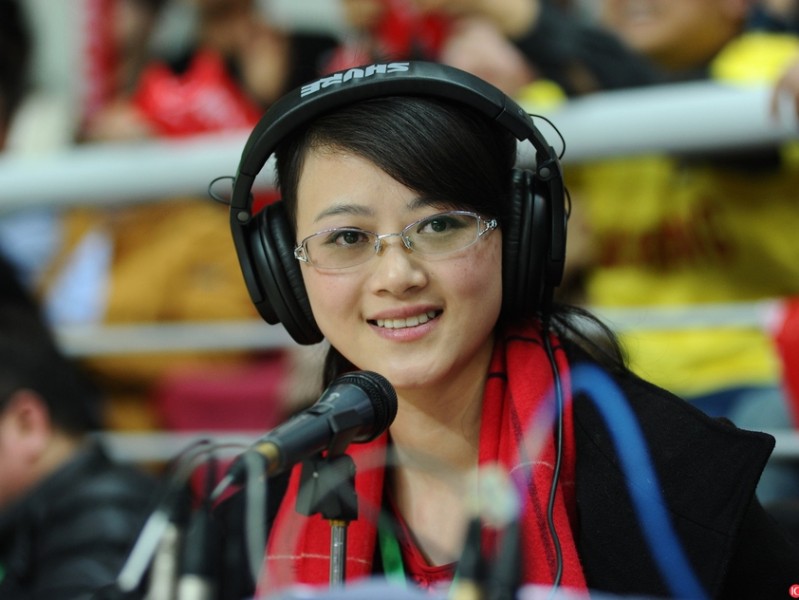 CBA赛场另一道风景线 美女解说员演绎温柔与力量