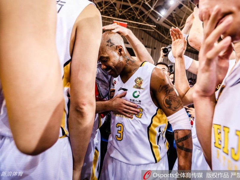 泪别京城英雄！马布里退役仪式动情落泪，传奇落幕爱永存