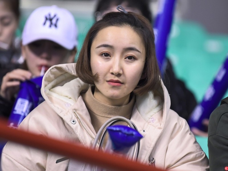 寒冬里的火热激情：美女球迷助威辽宁主场大胜四川