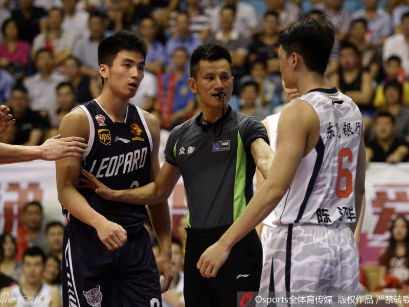 粤深大战剑拔弩张：易建联暴扣李慕豪 杜锋临危不乱