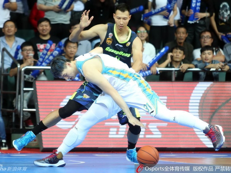 王者传承：易建联与王哲林的内线对话，见证中国男篮脊梁